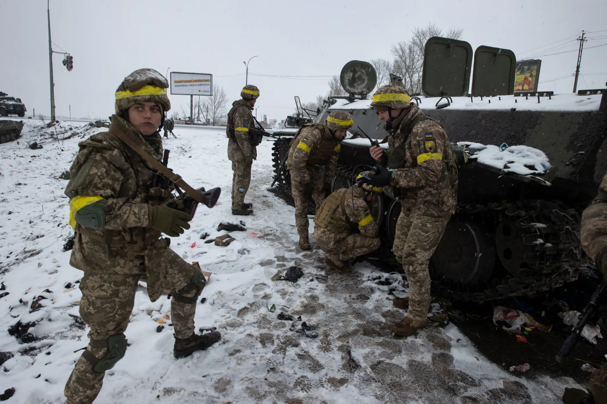 Українські військові під Харковом, другим за величиною містом України